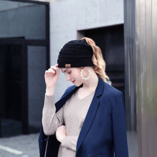 Charger l'image dans la galerie, Bonnet femme pour l'hiver avec ouverture pour laisser passer les cheveux par Célestine Couture